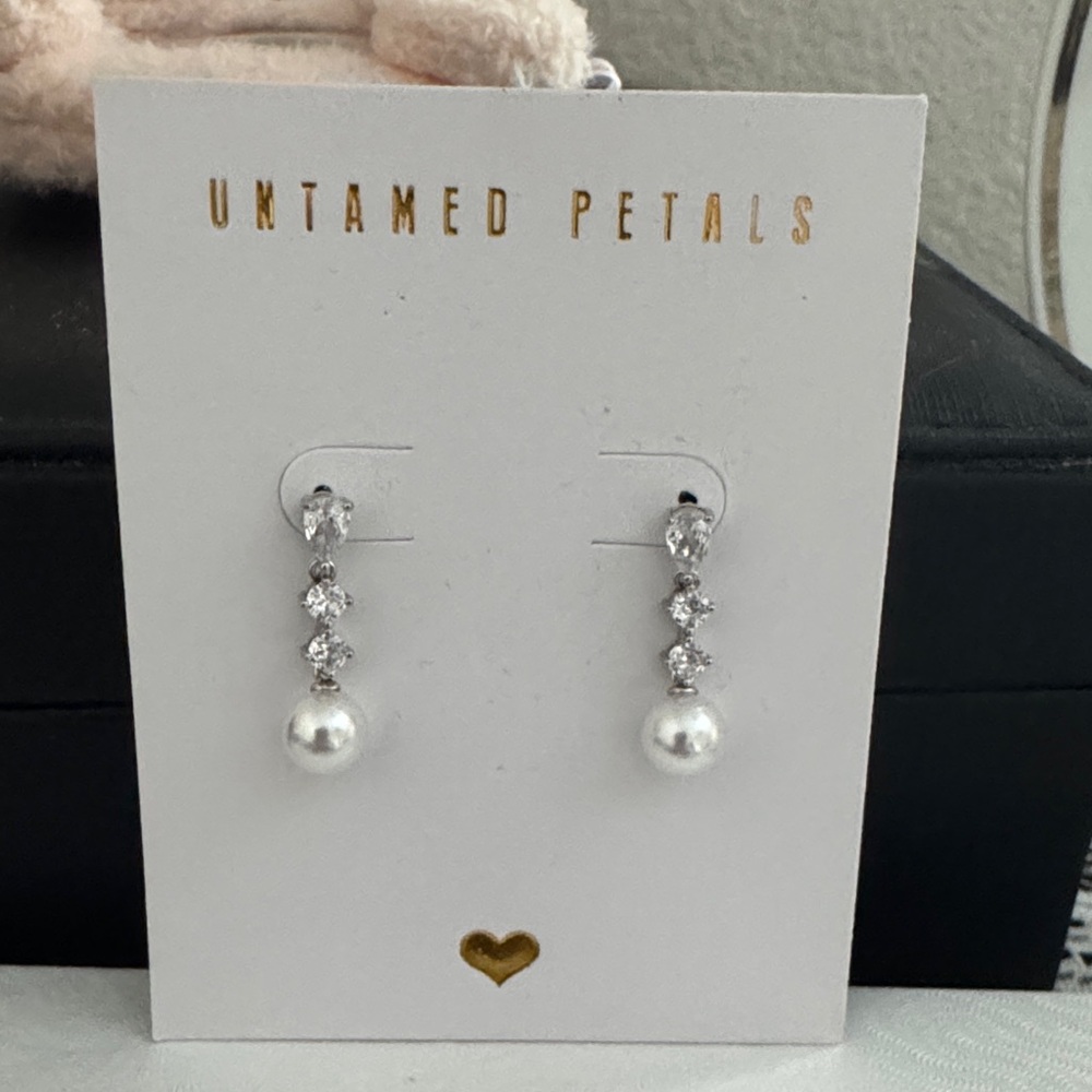 UNTAMED PETALS BY AMANDA JUDGE Silver and White Pearl Earrings